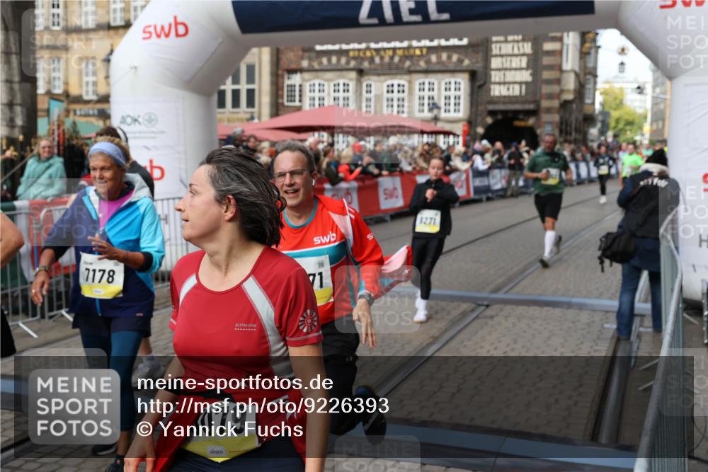 05.10.2025 - 20. swb-Marathon Bremen Yannick Fuchs http://msf.ph/oto/9226393 05.10.2025 11:00:43 Ziel 7178, 9177, 9271, 9531, 10063, 10071, 10079, 10518, 11003, 11071, 11162, 11255, 11511, 11534, 11595, 11610, 11619 meine-sportfotos.de