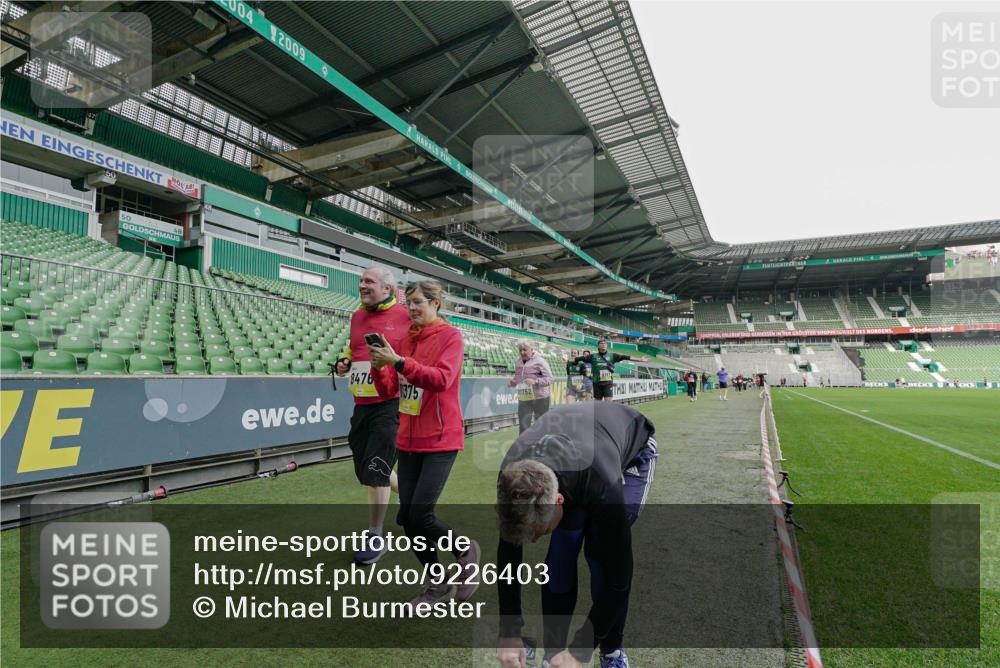 05.10.2025 - 20. swb-Marathon Bremen Michael Burmester http://msf.ph/oto/9226403 05.10.2025 10:45:25 Laufen im Stadion 7109, 7110, 8476, 9203, 9242, 9264, 9342, 9441, 9567, 9756, 9767, 9768, 9948, 9970, 10000, 10114, 10115, 10186, 10190, 10201, 10282, 10292, 10339, 10340, 10379, 10472, 10602, 10622, 10647, 10671, 10728, 10752, 10808, 10842, 10846, 10957, 11020, 11029, 11060, 11068, 11085, 11117, 11118, 11139, 11264, 11367, 11375, 11378, 11407, 11541, 11557, 7007, 9012, 9303, 9479, 9567, 9631, 9667, 9899, 10273, 10665, 10984, 11072, 11293, 11385, 11448, 11544, 11557 meine-sportfotos.de