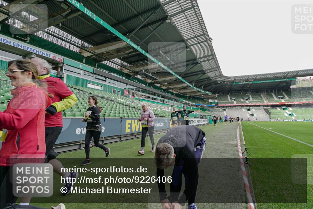 05.10.2025 - 20. swb-Marathon Bremen Michael Burmester http://msf.ph/oto/9226406 05.10.2025 10:45:25 Laufen im Stadion 7109, 7110, 8476, 9203, 9242, 9264, 9342, 9441, 9567, 9756, 9767, 9768, 9948, 9970, 10000, 10114, 10115, 10186, 10190, 10201, 10282, 10292, 10339, 10340, 10379, 10472, 10602, 10622, 10647, 10671, 10728, 10752, 10808, 10842, 10846, 10957, 11020, 11029, 11060, 11068, 11085, 11117, 11118, 11139, 11264, 11367, 11375, 11378, 11407, 11541, 11557, 7007, 9012, 9303, 9479, 9567, 9631, 9667, 9899, 10273, 10665, 10984, 11072, 11293, 11385, 11448, 11544, 11557 meine-sportfotos.de