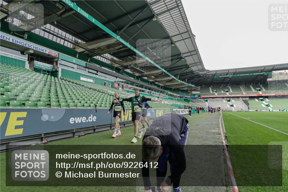 05.10.2025 - 20. swb-Marathon Bremen Michael Burmester http://msf.ph/oto/9226412 05.10.2025 10:45:28 Laufen im Stadion 7109, 7110, 8476, 9203, 9242, 9264, 9342, 9441, 9643, 9756, 9767, 9768, 9838, 9948, 9970, 10000, 10114, 10115, 10186, 10190, 10201, 10282, 10292, 10339, 10340, 10379, 10472, 10496, 10602, 10622, 10647, 10671, 10728, 10752, 10808, 10842, 10846, 10957, 10976, 11020, 11029, 11068, 11085, 11117, 11118, 11139, 11264, 11367, 11375, 11378, 11407, 11541, 7007, 9012, 9303, 9567, 9631, 9899, 9970, 10273, 11060, 11293, 11385, 11448, 11544, 11557 meine-sportfotos.de