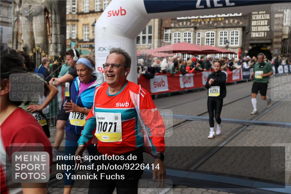 05.10.2025 - 20. swb-Marathon Bremen Yannick Fuchs http://msf.ph/oto/9226414 05.10.2025 11:00:44 Ziel 7178, 9177, 9271, 9272, 9531, 10063, 10079, 10518, 11003, 11071, 11162, 11255, 11511, 11534, 11595, 11610 meine-sportfotos.de