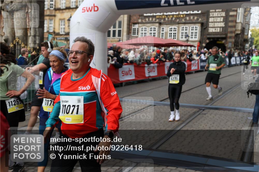 05.10.2025 - 20. swb-Marathon Bremen Yannick Fuchs http://msf.ph/oto/9226418 05.10.2025 11:00:44 Ziel 7178, 9177, 9271, 9272, 9531, 10063, 10079, 10518, 11003, 11071, 11162, 11255, 11511, 11534, 11595, 11610 meine-sportfotos.de