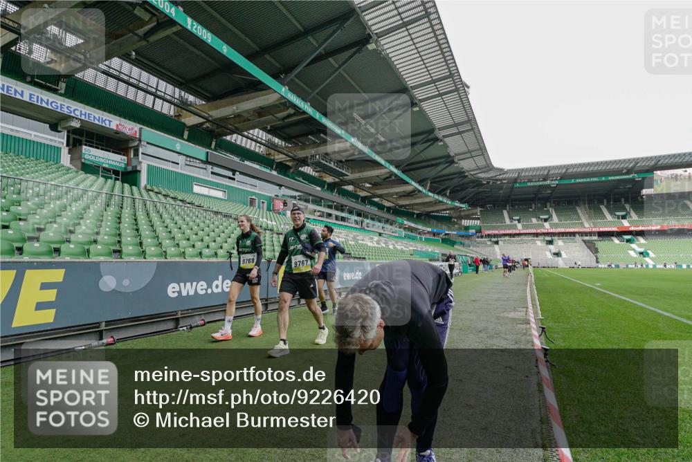 05.10.2025 - 20. swb-Marathon Bremen Michael Burmester http://msf.ph/oto/9226420 05.10.2025 10:45:29 Laufen im Stadion 7109, 7110, 8476, 9203, 9242, 9264, 9342, 9441, 9643, 9756, 9767, 9768, 9838, 9948, 10000, 10114, 10115, 10186, 10190, 10201, 10282, 10292, 10339, 10340, 10379, 10472, 10496, 10602, 10622, 10647, 10671, 10728, 10752, 10808, 10842, 10846, 10957, 10976, 11020, 11029, 11036, 11068, 11085, 11117, 11118, 11139, 11264, 11332, 11367, 11375, 11378, 11407, 11541, 7007, 9012, 9303, 9567, 9631, 9899, 9970, 10273, 11060, 11293, 11385, 11448, 11544, 11557 meine-sportfotos.de