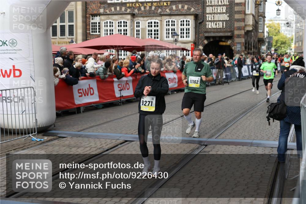 05.10.2025 - 20. swb-Marathon Bremen Yannick Fuchs http://msf.ph/oto/9226430 05.10.2025 11:00:44 Ziel 7178, 9177, 9271, 9272, 9531, 10063, 10079, 10518, 11003, 11071, 11162, 11255, 11511, 11534, 11595, 11610 meine-sportfotos.de