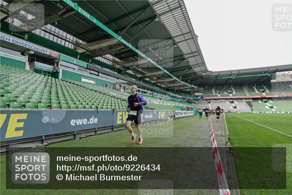 05.10.2025 - 20. swb-Marathon Bremen Michael Burmester http://msf.ph/oto/9226434 05.10.2025 10:45:38 Laufen im Stadion 7109, 7110, 8476, 9203, 9242, 9420, 9441, 9643, 9756, 9838, 9948, 10000, 10023, 10083, 10186, 10201, 10282, 10292, 10472, 10496, 10602, 10622, 10671, 10728, 10752, 10759, 10808, 10842, 10957, 10976, 11020, 11029, 11036, 11068, 11085, 11139, 11264, 11332, 11375, 11438, 11541, 9264, 9342, 9567, 9767, 9768, 9899, 9948, 9970, 10114, 10115, 10190, 10339, 10340, 10379, 10647, 10846, 11060, 11117, 11118, 11293, 11367, 11378, 11557 meine-sportfotos.de