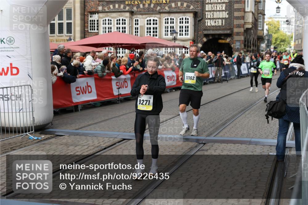 05.10.2025 - 20. swb-Marathon Bremen Yannick Fuchs http://msf.ph/oto/9226435 05.10.2025 11:00:44 Ziel 7178, 9177, 9271, 9272, 9531, 10063, 10079, 10518, 11003, 11071, 11162, 11255, 11511, 11534, 11595, 11610 meine-sportfotos.de