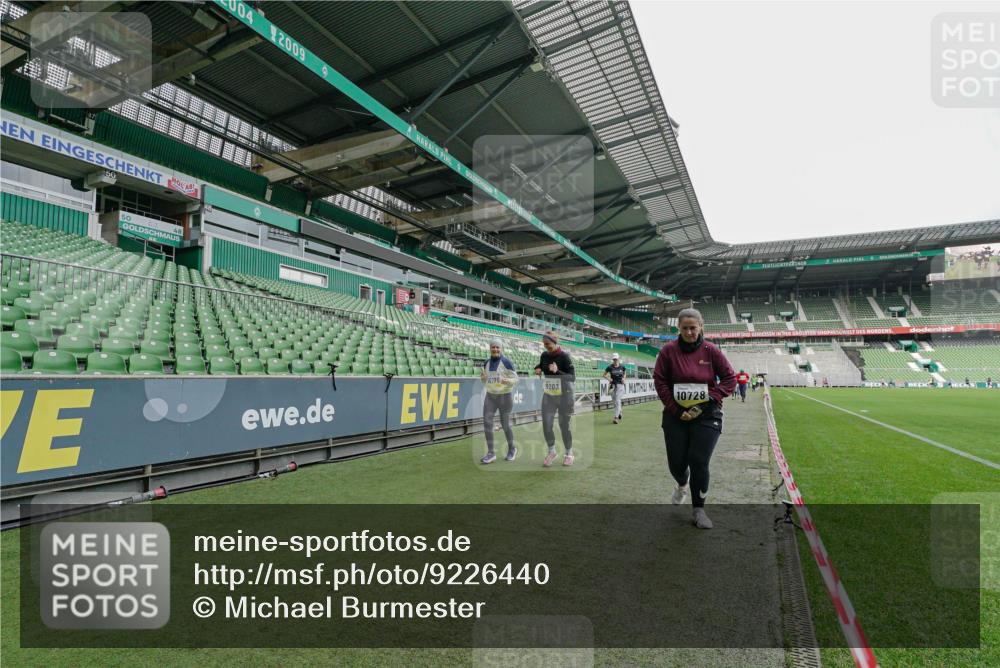 05.10.2025 - 20. swb-Marathon Bremen Michael Burmester http://msf.ph/oto/9226440 05.10.2025 10:45:46 Laufen im Stadion 9203, 9242, 9420, 9465, 9643, 9756, 9838, 10000, 10023, 10083, 10186, 10201, 10220, 10450, 10472, 10496, 10575, 10602, 10671, 10728, 10752, 10759, 10808, 10842, 10976, 11020, 11029, 11036, 11068, 11082, 11332, 11438, 11541, 7109, 7110, 8476, 9242, 9264, 9342, 9441, 9767, 9768, 9948, 9970, 10114, 10115, 10190, 10282, 10292, 10339, 10340, 10379, 10622, 10647, 10846, 10957, 11060, 11085, 11117, 11118, 11139, 11264, 11367, 11375, 11378 meine-sportfotos.de
