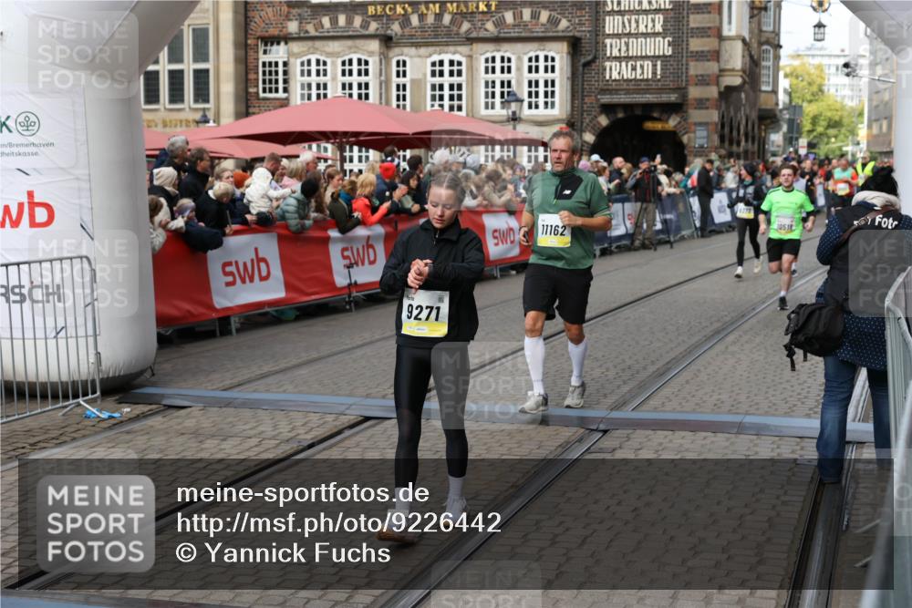 05.10.2025 - 20. swb-Marathon Bremen Yannick Fuchs http://msf.ph/oto/9226442 05.10.2025 11:00:44 Ziel 7178, 9177, 9271, 9272, 9531, 10063, 10079, 10518, 11003, 11071, 11162, 11255, 11511, 11534, 11595, 11610 meine-sportfotos.de