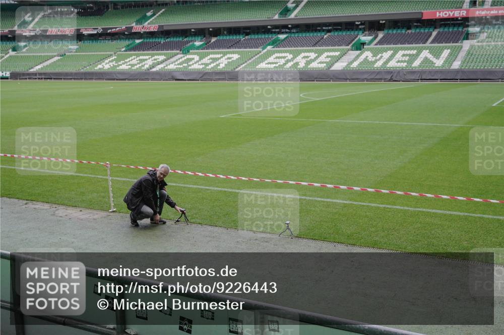 05.10.2025 - 20. swb-Marathon Bremen Michael Burmester http://msf.ph/oto/9226443 05.10.2025 10:09:22 Laufen im Stadion  meine-sportfotos.de