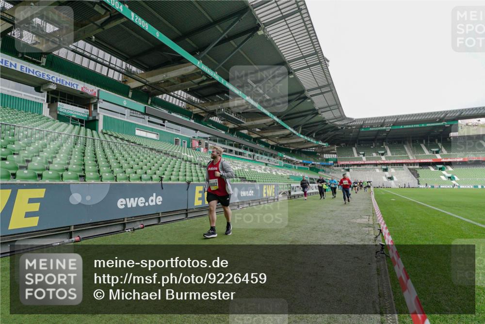 05.10.2025 - 20. swb-Marathon Bremen Michael Burmester http://msf.ph/oto/9226459 05.10.2025 10:45:52 Laufen im Stadion 7014, 7410, 9203, 9420, 9465, 9643, 9838, 9869, 10000, 10023, 10083, 10186, 10201, 10220, 10312, 10450, 10465, 10472, 10496, 10575, 10602, 10728, 10736, 10759, 10949, 10976, 11020, 11029, 11036, 11068, 11082, 11332, 11358, 11438, 11541, 7109, 7110, 8476, 9242, 9342, 9441, 9756, 9767, 9768, 9948, 10114, 10115, 10190, 10282, 10292, 10339, 10340, 10379, 10622, 10647, 10671, 10752, 10808, 10842, 10846, 10957, 11085, 11117, 11118, 11139, 11264, 11367, 11375, 11378 meine-sportfotos.de