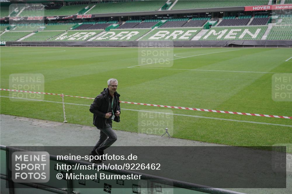 05.10.2025 - 20. swb-Marathon Bremen Michael Burmester http://msf.ph/oto/9226462 05.10.2025 10:09:31 Laufen im Stadion  meine-sportfotos.de