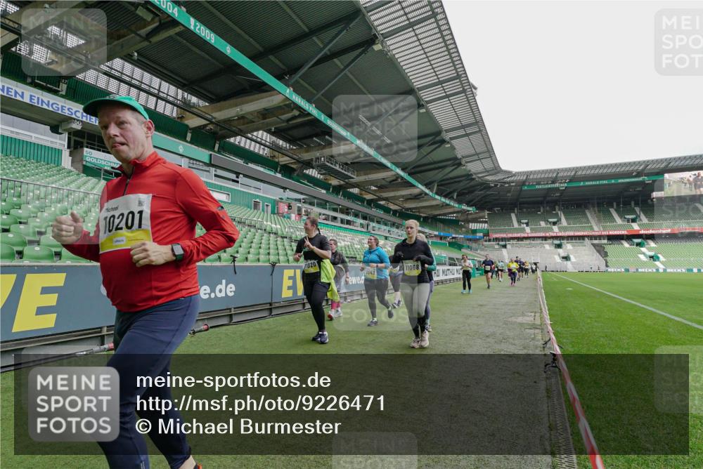 05.10.2025 - 20. swb-Marathon Bremen Michael Burmester http://msf.ph/oto/9226471 05.10.2025 10:45:59 Laufen im Stadion 7014, 7410, 9203, 9301, 9420, 9465, 9643, 9838, 9869, 10000, 10023, 10083, 10186, 10201, 10220, 10312, 10450, 10465, 10472, 10496, 10564, 10575, 10602, 10728, 10736, 10759, 10949, 10976, 11020, 11029, 11036, 11068, 11082, 11107, 11182, 11332, 11358, 11438, 11541, 7109, 7110, 8476, 9242, 9441, 9756, 10000, 10282, 10292, 10622, 10671, 10752, 10808, 10842, 10957, 11085, 11139, 11264, 11375 meine-sportfotos.de