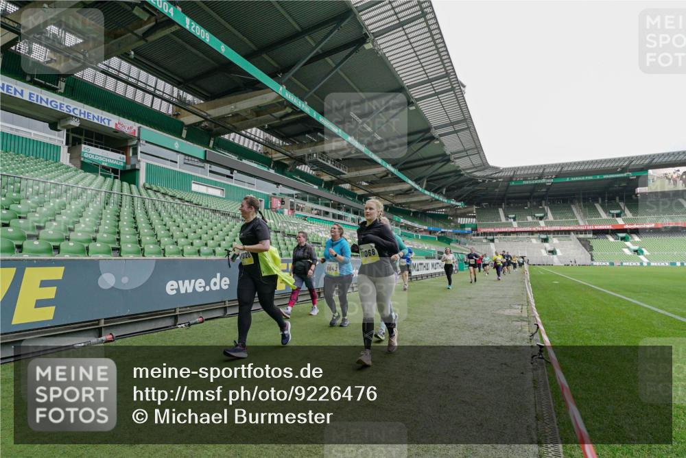 05.10.2025 - 20. swb-Marathon Bremen Michael Burmester http://msf.ph/oto/9226476 05.10.2025 10:45:59 Laufen im Stadion 7014, 7410, 9203, 9301, 9420, 9465, 9643, 9838, 9869, 10000, 10023, 10083, 10186, 10201, 10220, 10312, 10450, 10465, 10472, 10496, 10564, 10575, 10602, 10728, 10736, 10759, 10949, 10976, 11020, 11029, 11036, 11068, 11082, 11107, 11182, 11332, 11358, 11438, 11541, 7109, 7110, 8476, 9242, 9441, 9756, 10000, 10282, 10292, 10622, 10671, 10752, 10808, 10842, 10957, 11085, 11139, 11264, 11375 meine-sportfotos.de