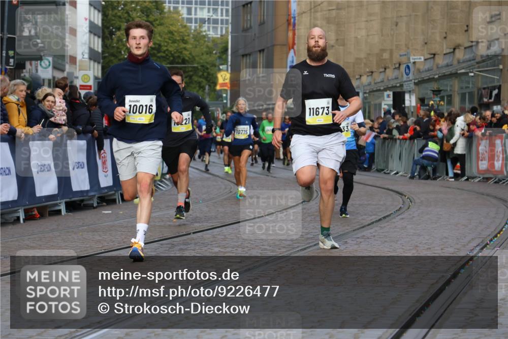 05.10.2025 - 20. swb-Marathon Bremen Strokosch-Dieckow http://msf.ph/oto/9226477 05.10.2025 10:49:12 Ziel 7202, 9333, 9457, 9556, 10016, 10221, 10715, 11057, 11673 meine-sportfotos.de