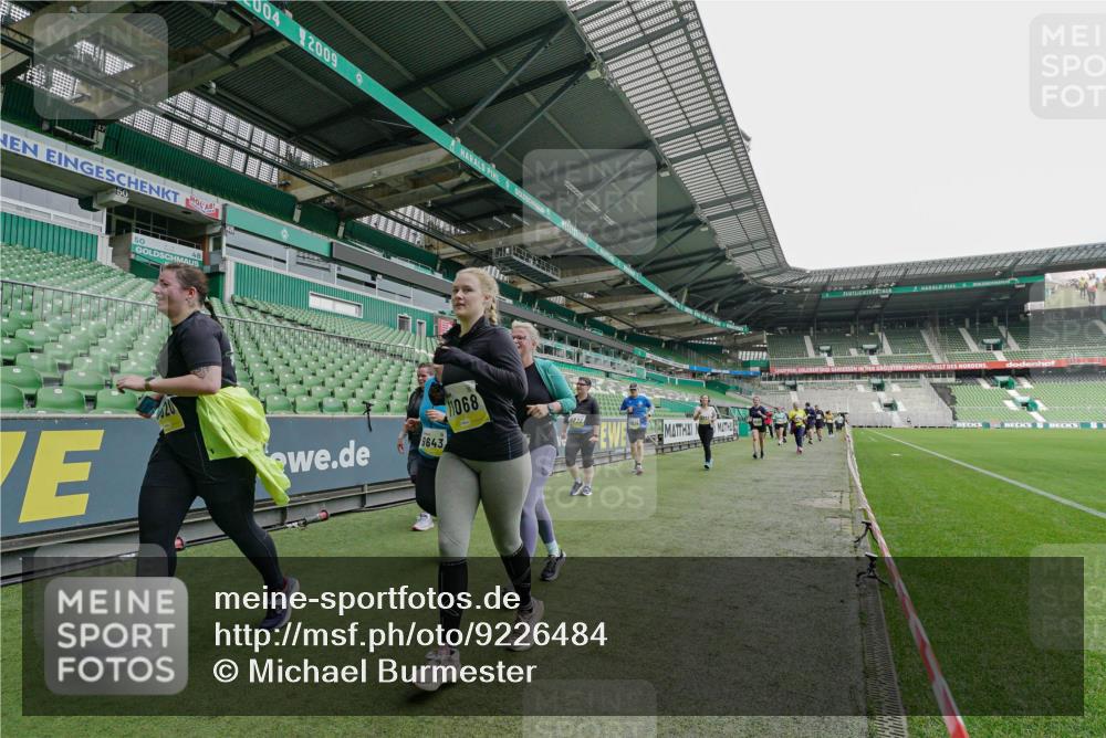 05.10.2025 - 20. swb-Marathon Bremen Michael Burmester http://msf.ph/oto/9226484 05.10.2025 10:46:00 Laufen im Stadion 7014, 7410, 9203, 9301, 9420, 9465, 9643, 9838, 9869, 10023, 10083, 10186, 10201, 10220, 10312, 10450, 10465, 10472, 10496, 10564, 10575, 10602, 10728, 10736, 10759, 10949, 10976, 11020, 11029, 11036, 11068, 11082, 11107, 11182, 11332, 11358, 11438, 11541, 7109, 7110, 8476, 9242, 9441, 9756, 10000, 10282, 10292, 10622, 10671, 10752, 10808, 10842, 10957, 11085, 11139, 11264, 11375 meine-sportfotos.de