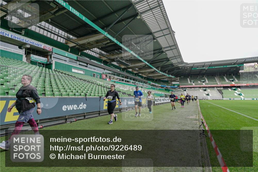 05.10.2025 - 20. swb-Marathon Bremen Michael Burmester http://msf.ph/oto/9226489 05.10.2025 10:46:02 Laufen im Stadion 7014, 7410, 9203, 9301, 9420, 9465, 9643, 9838, 9869, 10023, 10083, 10186, 10201, 10220, 10312, 10450, 10465, 10472, 10496, 10564, 10575, 10602, 10728, 10736, 10759, 10949, 10976, 11008, 11020, 11029, 11036, 11068, 11082, 11107, 11182, 11332, 11358, 11438, 7109, 7110, 8476, 9242, 9441, 9756, 10000, 10282, 10292, 10671, 10752, 10808, 10842, 10957, 11264, 11375, 11541 meine-sportfotos.de