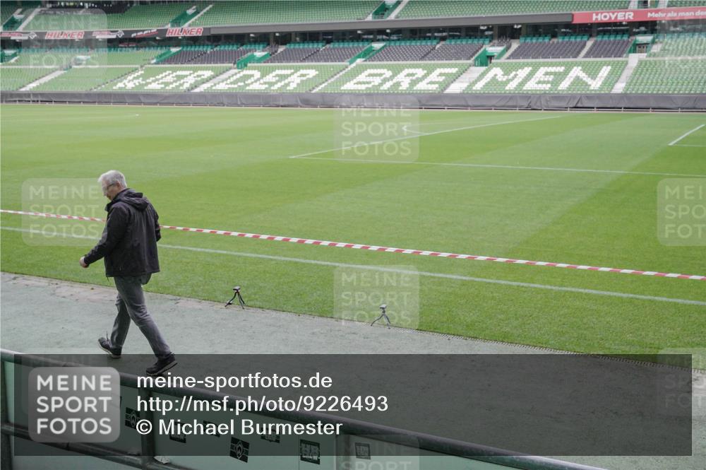 05.10.2025 - 20. swb-Marathon Bremen Michael Burmester http://msf.ph/oto/9226493 05.10.2025 10:12:25 Laufen im Stadion  meine-sportfotos.de