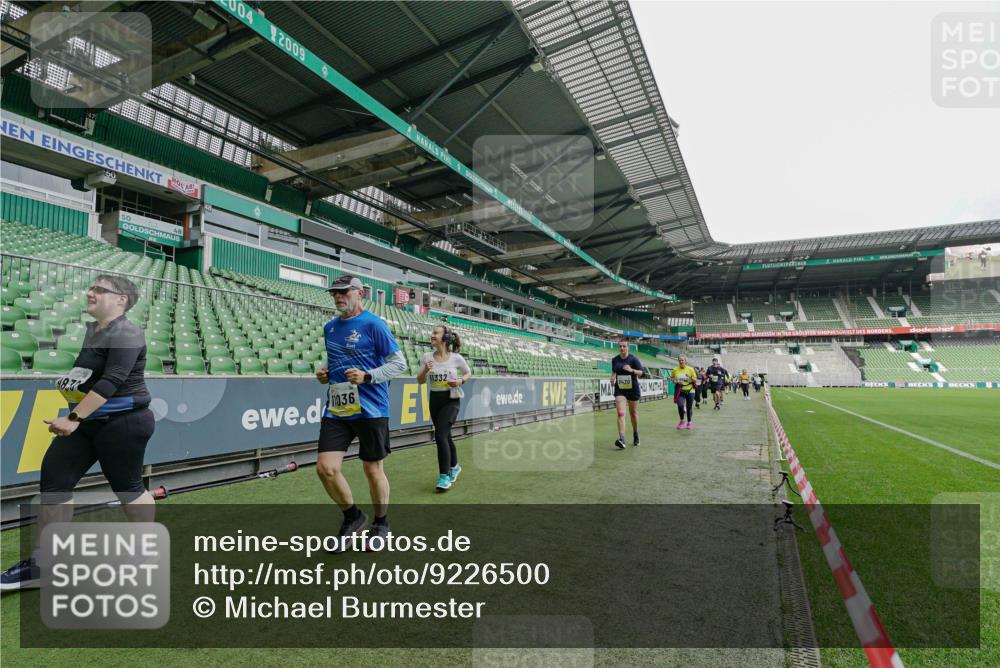 05.10.2025 - 20. swb-Marathon Bremen Michael Burmester http://msf.ph/oto/9226500 05.10.2025 10:46:04 Laufen im Stadion 7014, 7410, 9203, 9301, 9420, 9465, 9643, 9838, 9869, 10023, 10083, 10186, 10201, 10220, 10312, 10450, 10465, 10472, 10496, 10564, 10575, 10602, 10721, 10728, 10736, 10756, 10759, 10949, 10976, 11008, 11020, 11029, 11036, 11068, 11082, 11107, 11182, 11332, 11358, 11438, 7110, 8476, 9242, 9756, 10000, 10292, 10671, 10752, 10808, 10842, 10957, 11264, 11375, 11541 meine-sportfotos.de