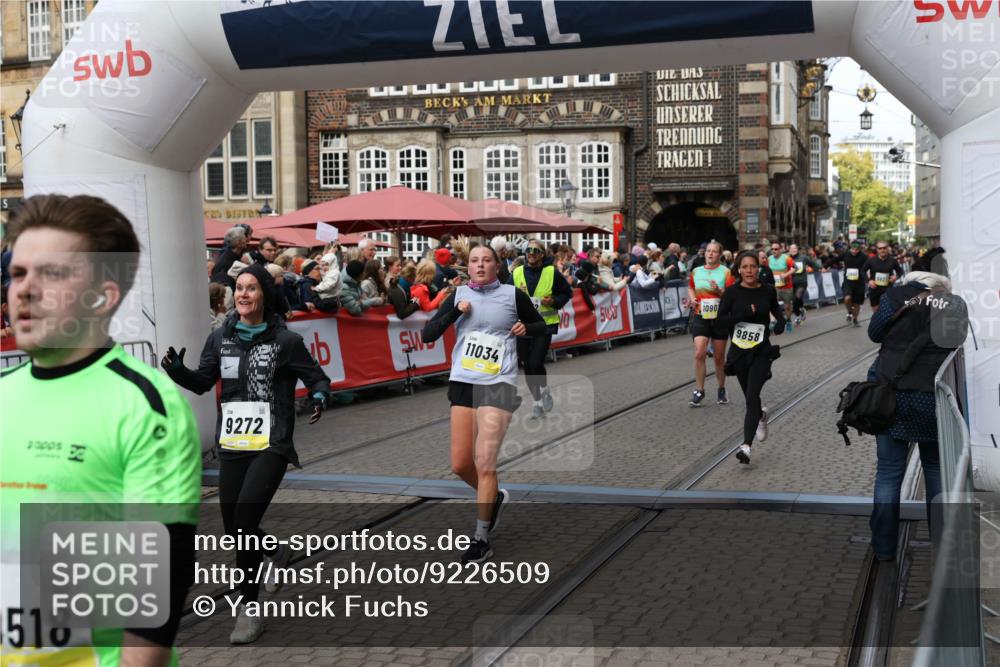 05.10.2025 - 20. swb-Marathon Bremen Yannick Fuchs http://msf.ph/oto/9226509 05.10.2025 11:00:49 Ziel 9271, 9272, 9858, 10518, 10872, 10901, 11034, 11162 meine-sportfotos.de