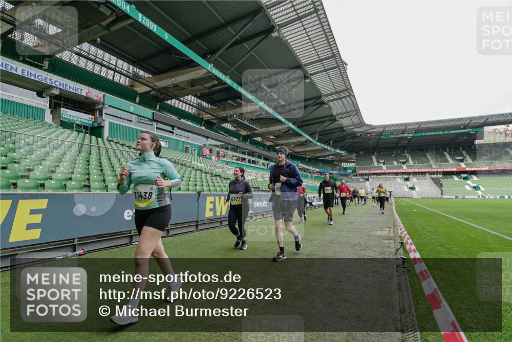 05.10.2025 - 20. swb-Marathon Bremen Michael Burmester http://msf.ph/oto/9226523 05.10.2025 10:46:12 Laufen im Stadion 7014, 7410, 9203, 9301, 9420, 9465, 9643, 9695, 9818, 9838, 9869, 9891, 10023, 10083, 10186, 10201, 10220, 10312, 10450, 10465, 10472, 10496, 10564, 10575, 10602, 10721, 10736, 10756, 10759, 10832, 10949, 10976, 10994, 11008, 11020, 11029, 11036, 11068, 11082, 11107, 11182, 11332, 11358, 11438, 11555, 11652, 10000, 10728, 11541 meine-sportfotos.de