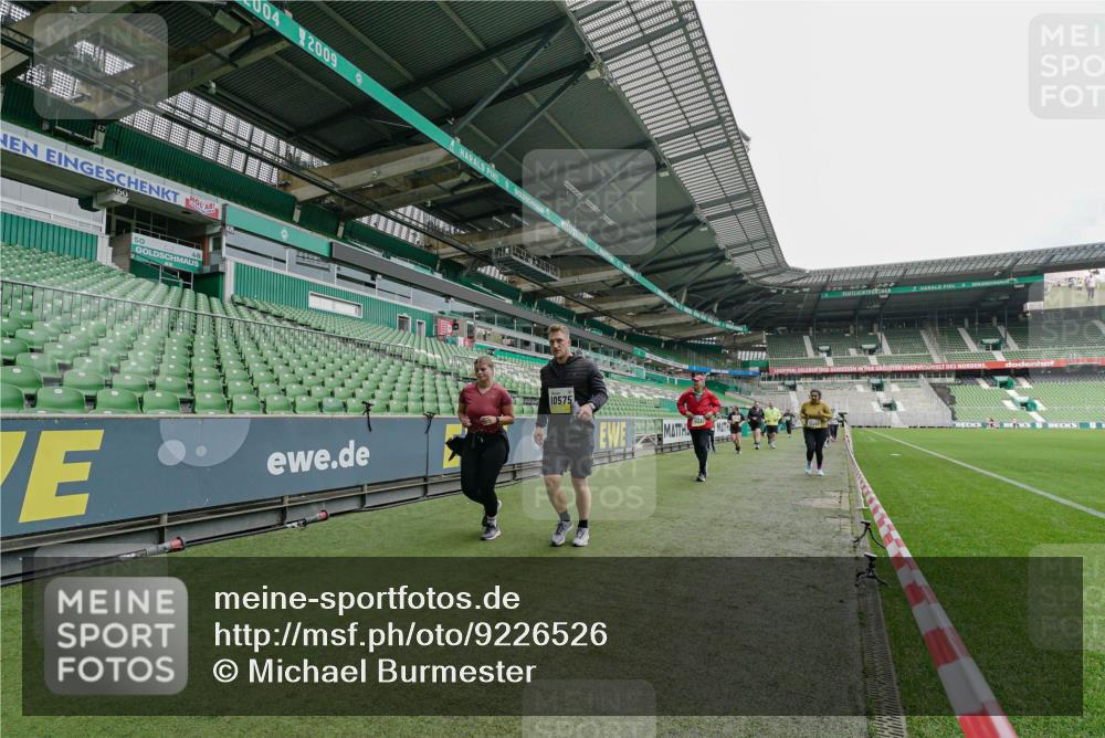 05.10.2025 - 20. swb-Marathon Bremen Michael Burmester http://msf.ph/oto/9226526 05.10.2025 10:46:14 Laufen im Stadion 7014, 7410, 9203, 9301, 9420, 9465, 9643, 9695, 9818, 9838, 9869, 9891, 10023, 10083, 10186, 10201, 10220, 10312, 10450, 10465, 10472, 10496, 10564, 10575, 10602, 10721, 10736, 10756, 10759, 10832, 10949, 10976, 10994, 11008, 11020, 11029, 11036, 11068, 11082, 11107, 11182, 11332, 11358, 11438, 11555, 11652, 10000, 10728, 11541 meine-sportfotos.de