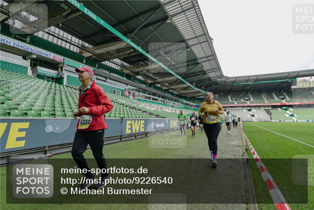 05.10.2025 - 20. swb-Marathon Bremen Michael Burmester http://msf.ph/oto/9226540 05.10.2025 10:46:18 Laufen im Stadion 7014, 7410, 9301, 9420, 9465, 9643, 9695, 9818, 9838, 9869, 9891, 9959, 10023, 10083, 10201, 10220, 10312, 10450, 10465, 10496, 10564, 10575, 10721, 10736, 10756, 10759, 10832, 10949, 10976, 10994, 11008, 11020, 11029, 11036, 11068, 11082, 11107, 11182, 11332, 11358, 11438, 11555, 11652, 9203, 10000, 10186, 10472, 10602, 10728, 11541 meine-sportfotos.de