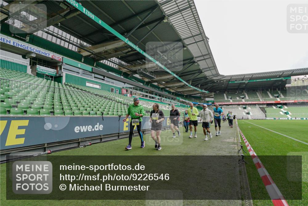 05.10.2025 - 20. swb-Marathon Bremen Michael Burmester http://msf.ph/oto/9226546 05.10.2025 10:46:21 Laufen im Stadion 7014, 7410, 9301, 9420, 9465, 9643, 9695, 9818, 9838, 9869, 9891, 9959, 10023, 10083, 10201, 10220, 10312, 10450, 10465, 10496, 10564, 10575, 10721, 10736, 10756, 10759, 10832, 10949, 10976, 10994, 11008, 11020, 11029, 11036, 11068, 11082, 11107, 11182, 11332, 11358, 11438, 11555, 11652, 11653, 9203, 10186, 10201, 10472, 10602, 10728, 11541 meine-sportfotos.de