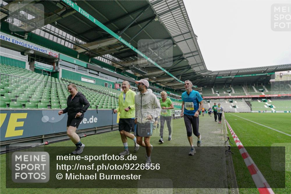 05.10.2025 - 20. swb-Marathon Bremen Michael Burmester http://msf.ph/oto/9226556 05.10.2025 10:46:24 Laufen im Stadion 7014, 7410, 9301, 9420, 9465, 9643, 9695, 9818, 9838, 9869, 9891, 9959, 10023, 10083, 10220, 10312, 10450, 10465, 10496, 10564, 10575, 10721, 10736, 10756, 10759, 10832, 10949, 10976, 10994, 11008, 11029, 11036, 11068, 11082, 11107, 11182, 11332, 11358, 11438, 11555, 11652, 11653, 9203, 10186, 10201, 10472, 10602, 10728, 11020, 11029, 11068 meine-sportfotos.de