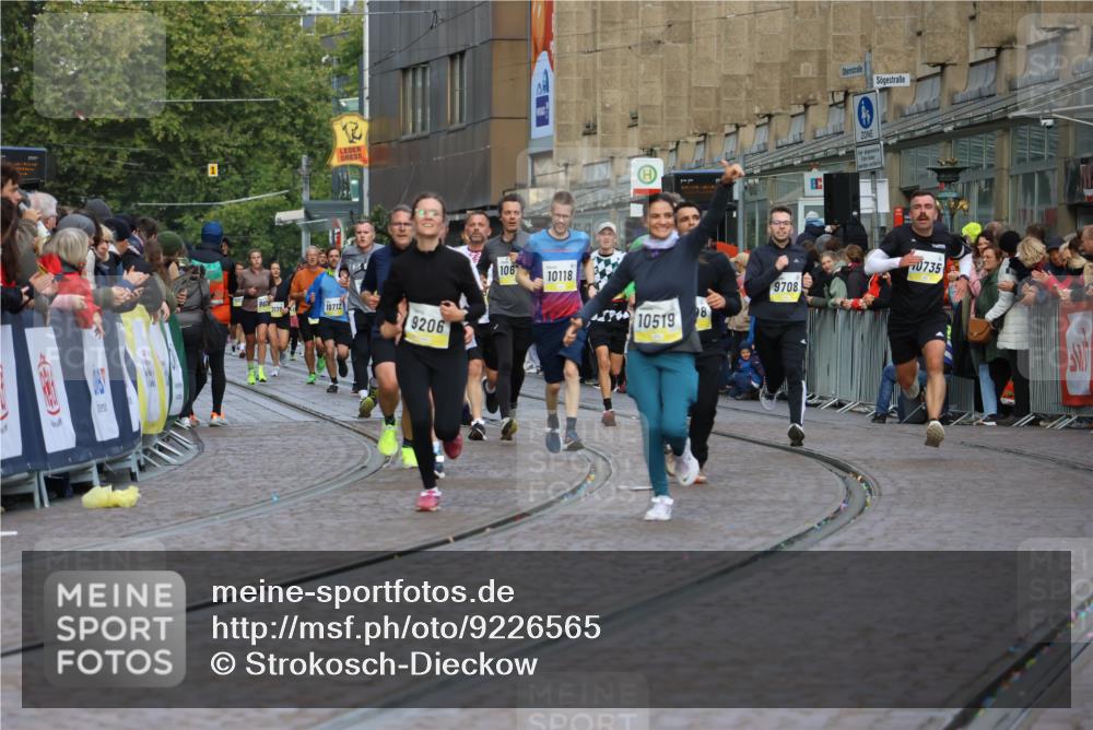 05.10.2025 - 20. swb-Marathon Bremen Strokosch-Dieckow http://msf.ph/oto/9226565 05.10.2025 10:49:18 Ziel 9206, 9333, 9435, 9708, 10118, 10519, 10715, 10735, 11057, 11319, 11598, 11672 meine-sportfotos.de