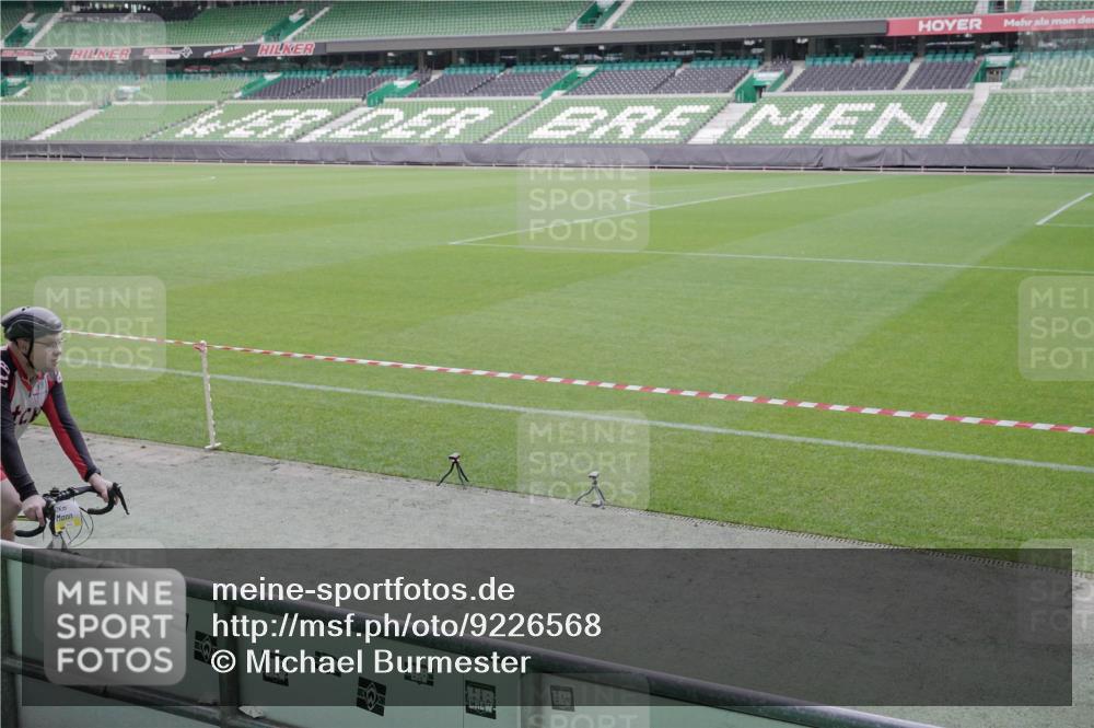 05.10.2025 - 20. swb-Marathon Bremen Michael Burmester http://msf.ph/oto/9226568 05.10.2025 10:14:55 Laufen im Stadion  meine-sportfotos.de