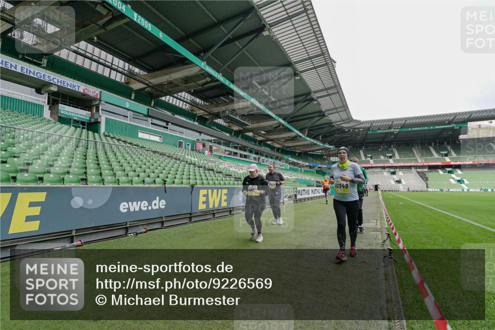 05.10.2025 - 20. swb-Marathon Bremen Michael Burmester http://msf.ph/oto/9226569 05.10.2025 10:46:29 Laufen im Stadion 7014, 7410, 9301, 9420, 9465, 9695, 9818, 9869, 9891, 9959, 10023, 10083, 10220, 10312, 10450, 10465, 10564, 10575, 10721, 10736, 10756, 10759, 10832, 10949, 10994, 11008, 11036, 11082, 11107, 11182, 11332, 11358, 11438, 11555, 11652, 11653, 9203, 9643, 9838, 10186, 10201, 10472, 10496, 10602, 10728, 10976, 11020, 11029, 11036, 11068, 11332 meine-sportfotos.de