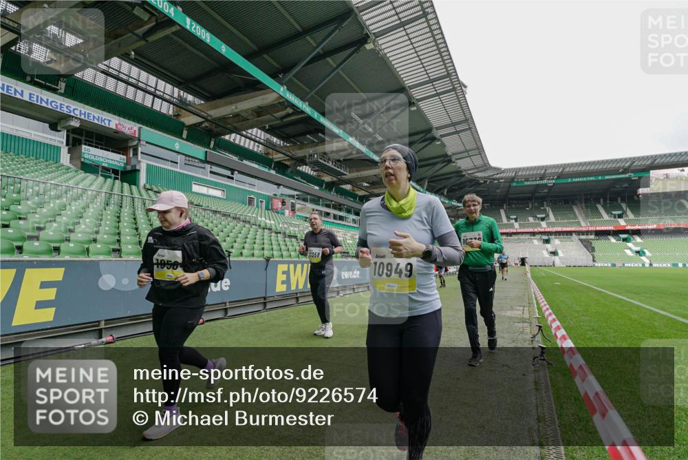 05.10.2025 - 20. swb-Marathon Bremen Michael Burmester http://msf.ph/oto/9226574 05.10.2025 10:46:30 Laufen im Stadion 7014, 7410, 9301, 9420, 9465, 9695, 9818, 9869, 9891, 9959, 10023, 10083, 10220, 10312, 10450, 10465, 10564, 10575, 10721, 10736, 10756, 10759, 10832, 10949, 10994, 11008, 11082, 11107, 11182, 11358, 11438, 11555, 11652, 11653, 9203, 9643, 9838, 10186, 10201, 10472, 10496, 10602, 10976, 11020, 11029, 11036, 11068, 11332 meine-sportfotos.de