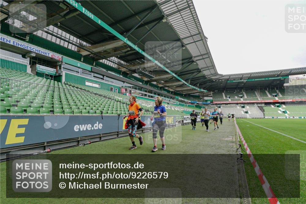 05.10.2025 - 20. swb-Marathon Bremen Michael Burmester http://msf.ph/oto/9226579 05.10.2025 10:46:35 Laufen im Stadion 7014, 7410, 9301, 9465, 9695, 9818, 9869, 9891, 9959, 10023, 10083, 10220, 10312, 10450, 10465, 10564, 10575, 10635, 10721, 10736, 10756, 10759, 10832, 10949, 10994, 11008, 11082, 11107, 11182, 11358, 11555, 11652, 11653, 9203, 9420, 9643, 9838, 10186, 10201, 10472, 10496, 10602, 10759, 10976, 11020, 11029, 11036, 11068, 11332, 11438 meine-sportfotos.de
