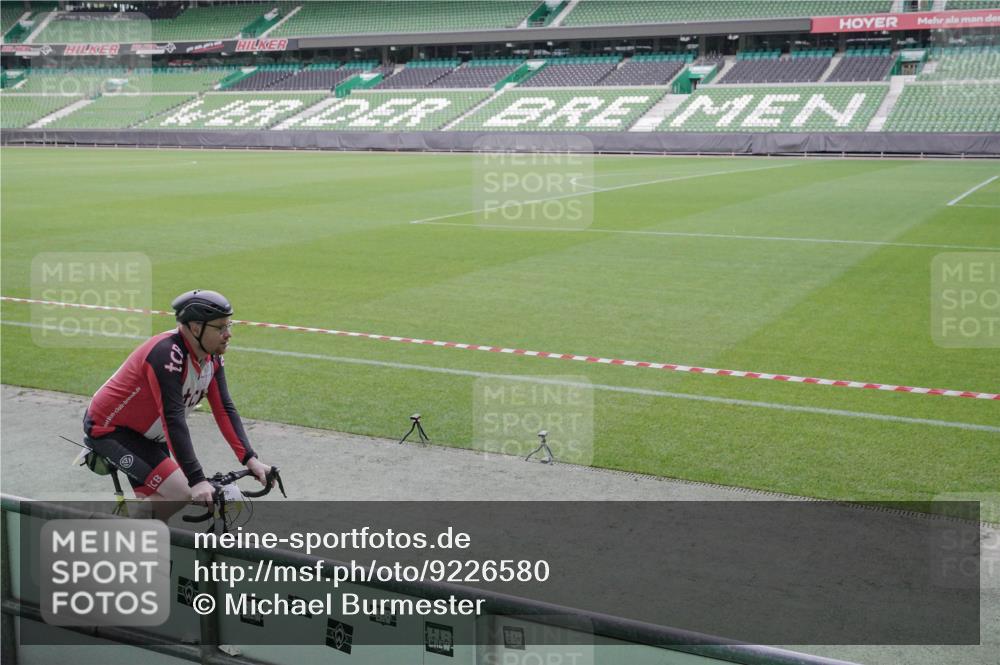 05.10.2025 - 20. swb-Marathon Bremen Michael Burmester http://msf.ph/oto/9226580 05.10.2025 10:14:56 Laufen im Stadion  meine-sportfotos.de