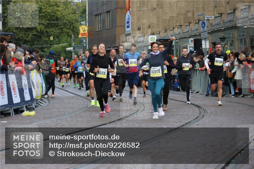05.10.2025 - 20. swb-Marathon Bremen Strokosch-Dieckow http://msf.ph/oto/9226582 05.10.2025 10:49:18 Ziel 9206, 9333, 9435, 9708, 10118, 10519, 10715, 10735, 11057, 11319, 11598, 11672 meine-sportfotos.de