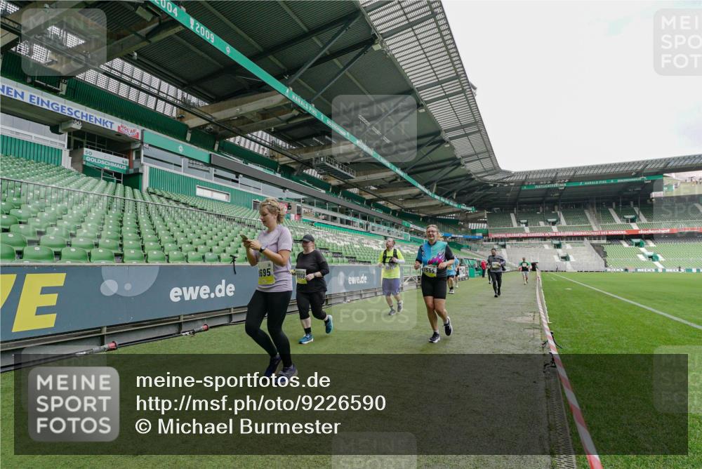 05.10.2025 - 20. swb-Marathon Bremen Michael Burmester http://msf.ph/oto/9226590 05.10.2025 10:46:39 Laufen im Stadion 7014, 7410, 9301, 9465, 9640, 9695, 9818, 9869, 9891, 9959, 10220, 10312, 10450, 10465, 10564, 10575, 10635, 10721, 10736, 10756, 10832, 10949, 10994, 11008, 11082, 11107, 11182, 11247, 11358, 11440, 11555, 11652, 11653, 9420, 9465, 9643, 9838, 10023, 10083, 10201, 10496, 10575, 10759, 10976, 11020, 11029, 11036, 11068, 11332, 11438 meine-sportfotos.de