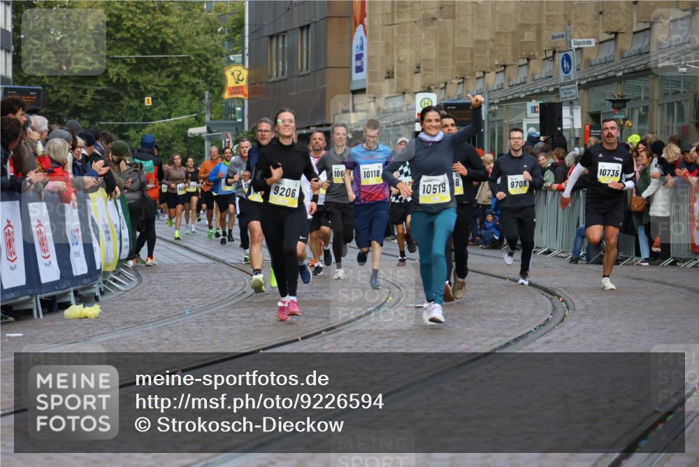 05.10.2025 - 20. swb-Marathon Bremen Strokosch-Dieckow http://msf.ph/oto/9226594 05.10.2025 10:49:18 Ziel 9206, 9333, 9435, 9708, 10118, 10519, 10715, 10735, 11057, 11319, 11598, 11672 meine-sportfotos.de