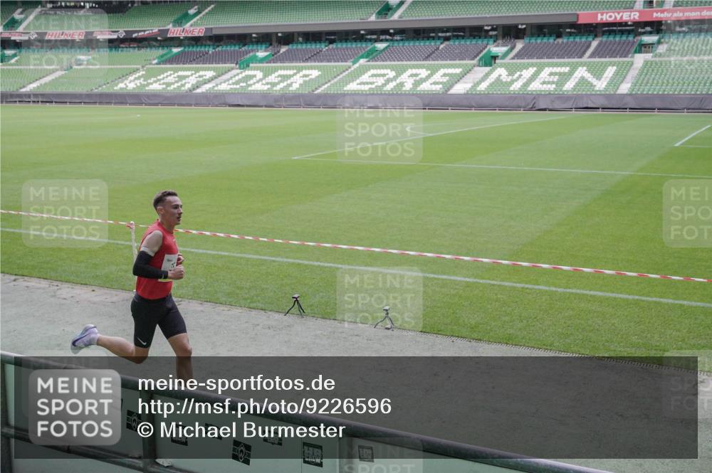 05.10.2025 - 20. swb-Marathon Bremen Michael Burmester http://msf.ph/oto/9226596 05.10.2025 10:15:00 Laufen im Stadion 35 meine-sportfotos.de