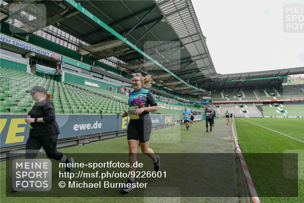 05.10.2025 - 20. swb-Marathon Bremen Michael Burmester http://msf.ph/oto/9226601 05.10.2025 10:46:40 Laufen im Stadion 7014, 7410, 9301, 9640, 9695, 9818, 9869, 9891, 9959, 10220, 10312, 10450, 10465, 10564, 10635, 10721, 10736, 10756, 10832, 10949, 10994, 11008, 11082, 11107, 11182, 11247, 11358, 11440, 11555, 11652, 11653, 9420, 9465, 9643, 9838, 10023, 10083, 10201, 10220, 10496, 10575, 10759, 10976, 11020, 11029, 11036, 11068, 11332, 11438 meine-sportfotos.de