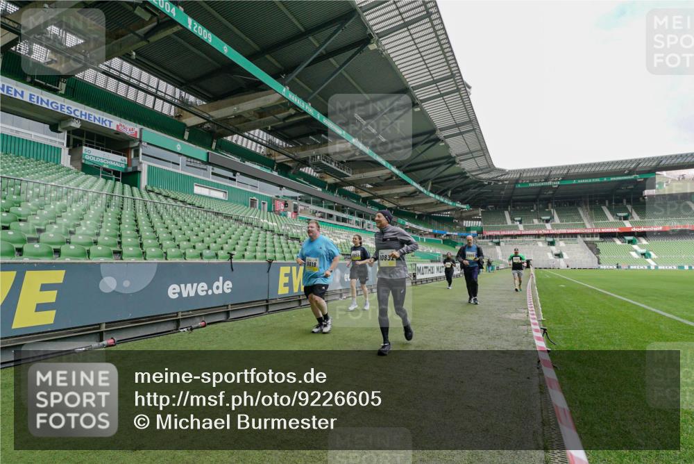 05.10.2025 - 20. swb-Marathon Bremen Michael Burmester http://msf.ph/oto/9226605 05.10.2025 10:46:43 Laufen im Stadion 7014, 7410, 9301, 9640, 9695, 9818, 9869, 9891, 9959, 10312, 10465, 10564, 10635, 10721, 10736, 10756, 10832, 10949, 10994, 11008, 11107, 11182, 11247, 11358, 11440, 11555, 11652, 11653, 9420, 9465, 9643, 9838, 10023, 10083, 10220, 10450, 10496, 10575, 10759, 10976, 11020, 11029, 11036, 11068, 11082, 11332, 11438 meine-sportfotos.de