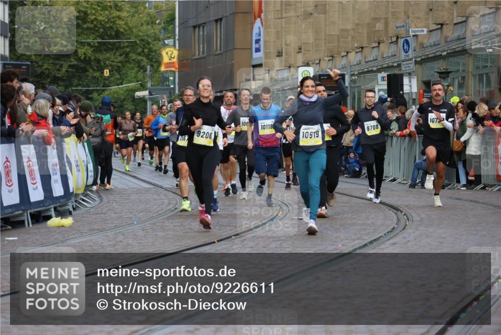 05.10.2025 - 20. swb-Marathon Bremen Strokosch-Dieckow http://msf.ph/oto/9226611 05.10.2025 10:49:18 Ziel 9206, 9333, 9435, 9708, 10118, 10519, 10715, 10735, 11057, 11319, 11598, 11672 meine-sportfotos.de
