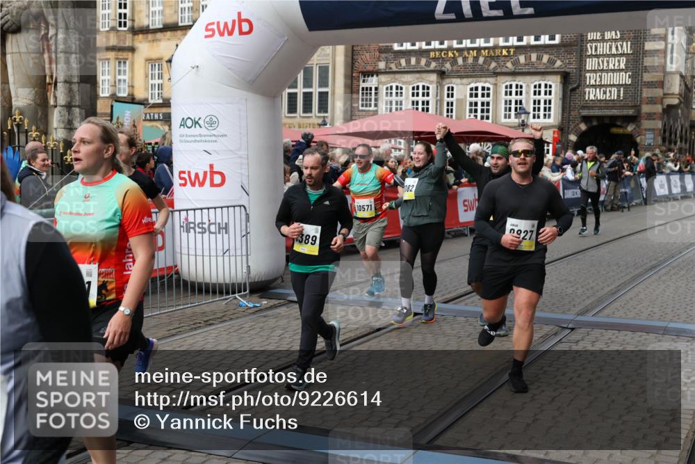05.10.2025 - 20. swb-Marathon Bremen Yannick Fuchs http://msf.ph/oto/9226614 05.10.2025 11:00:55 Ziel 9327, 9389, 9827, 9858, 10182, 10571, 10690, 10872, 10901, 11034, 11155 meine-sportfotos.de