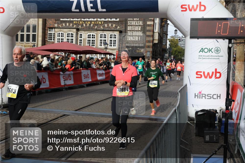 05.10.2025 - 20. swb-Marathon Bremen Yannick Fuchs http://msf.ph/oto/9226615 05.10.2025 10:57:45 Ziel 9309, 9372, 9585, 9625, 9747, 9904, 9914, 9943, 9962, 10139, 10250, 10555, 10694, 10739, 10754, 11352, 11360, 11583 meine-sportfotos.de