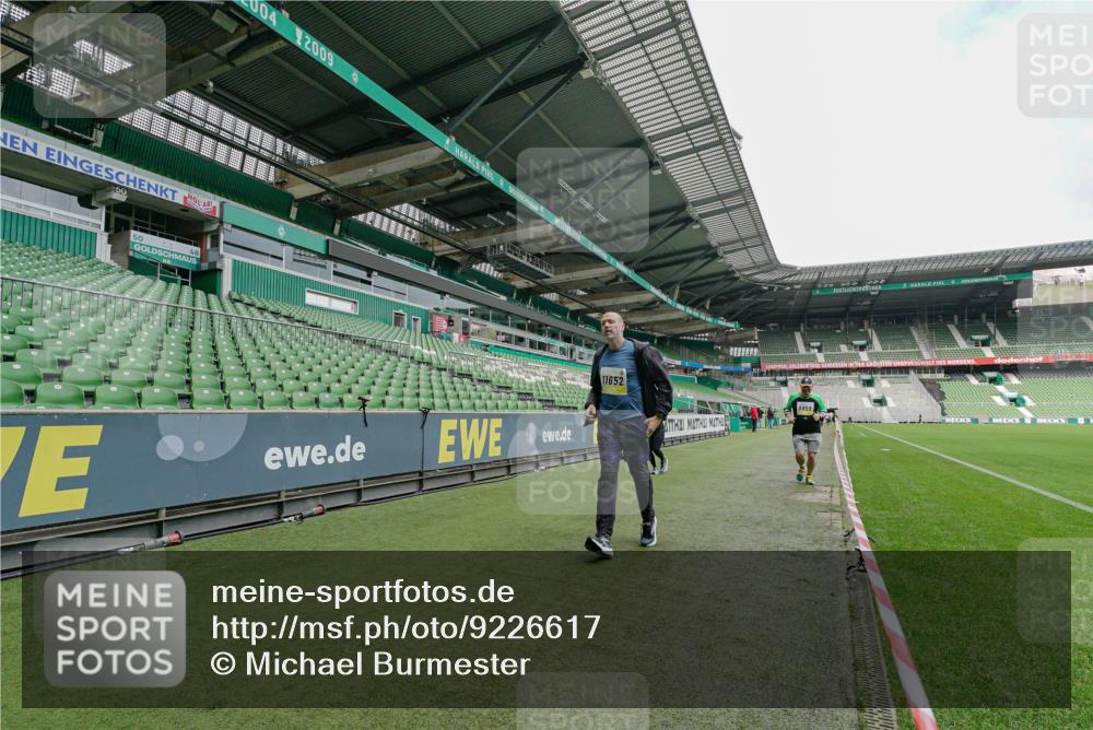 05.10.2025 - 20. swb-Marathon Bremen Michael Burmester http://msf.ph/oto/9226617 05.10.2025 10:46:46 Laufen im Stadion 7014, 7410, 9301, 9640, 9695, 9818, 9869, 9891, 9959, 10312, 10465, 10564, 10635, 10721, 10736, 10756, 10832, 10949, 10994, 11008, 11043, 11107, 11182, 11247, 11358, 11440, 11555, 11652, 11653, 9420, 9465, 9643, 9838, 10023, 10083, 10220, 10450, 10496, 10575, 10759, 10976, 11036, 11082, 11332, 11438 meine-sportfotos.de