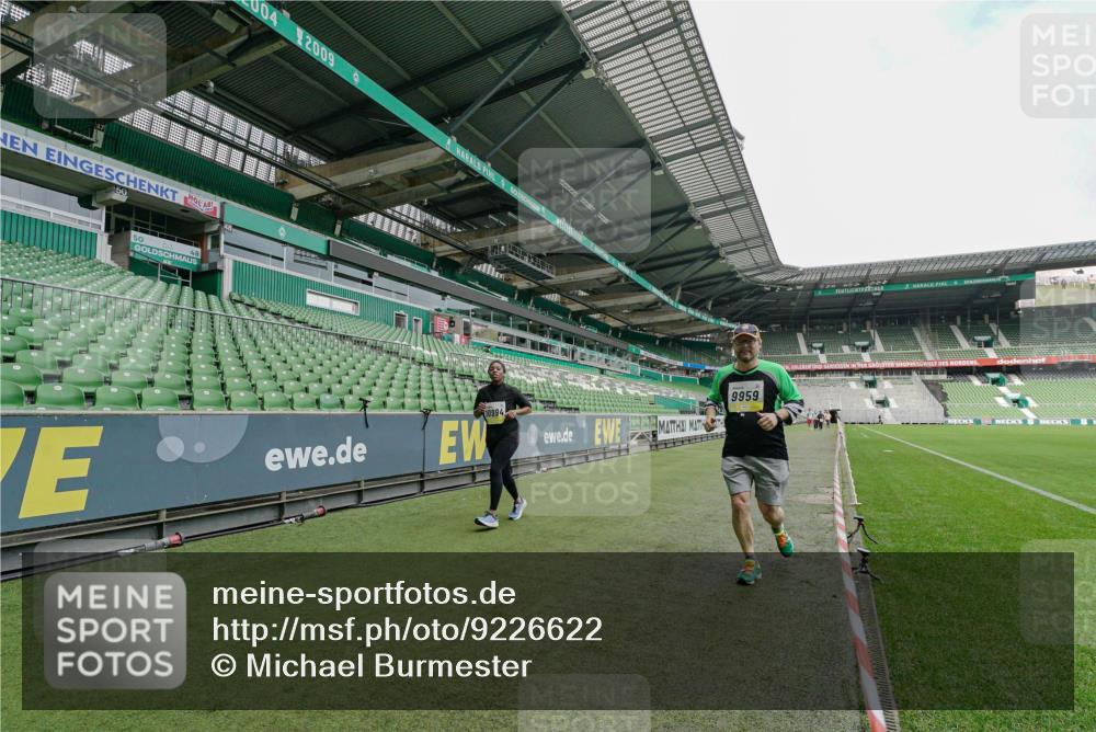 05.10.2025 - 20. swb-Marathon Bremen Michael Burmester http://msf.ph/oto/9226622 05.10.2025 10:46:49 Laufen im Stadion 7014, 7410, 9301, 9640, 9695, 9818, 9891, 9959, 10564, 10635, 10721, 10736, 10756, 10832, 10949, 10994, 11008, 11043, 11107, 11182, 11247, 11358, 11440, 11555, 11652, 11653, 7410, 9420, 9465, 9869, 10023, 10083, 10220, 10312, 10450, 10465, 10575, 10759, 10949, 11036, 11082, 11332, 11438 meine-sportfotos.de