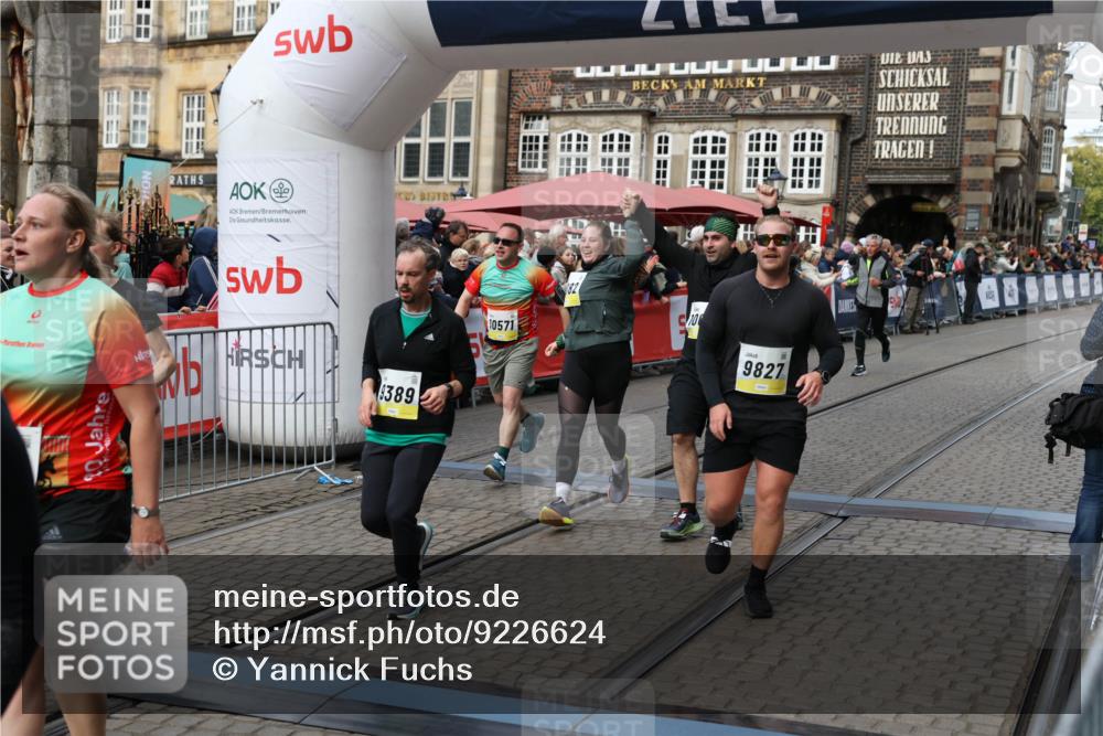 05.10.2025 - 20. swb-Marathon Bremen Yannick Fuchs http://msf.ph/oto/9226624 05.10.2025 11:00:55 Ziel 9327, 9389, 9827, 9858, 10182, 10571, 10690, 10872, 10901, 11034, 11155 meine-sportfotos.de