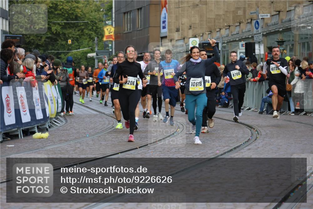 05.10.2025 - 20. swb-Marathon Bremen Strokosch-Dieckow http://msf.ph/oto/9226626 05.10.2025 10:49:18 Ziel 9206, 9333, 9435, 9708, 10118, 10519, 10715, 10735, 11057, 11319, 11598, 11672 meine-sportfotos.de