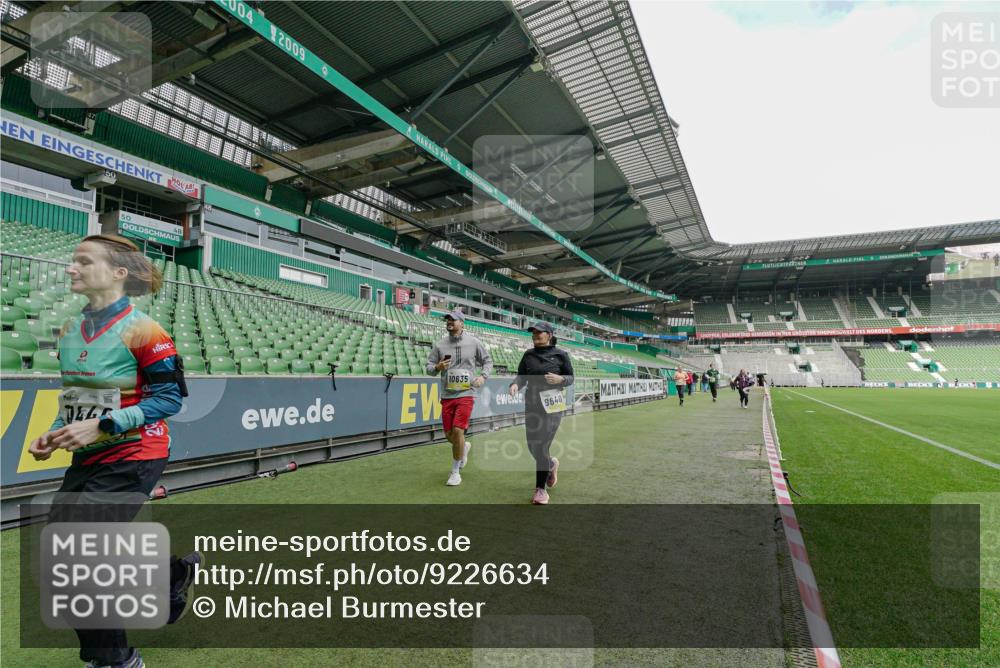 05.10.2025 - 20. swb-Marathon Bremen Michael Burmester http://msf.ph/oto/9226634 05.10.2025 10:47:11 Laufen im Stadion 9640, 9691, 9946, 9959, 10041, 10635, 10677, 11043, 11247, 11440, 11652, 11653, 9301, 9695, 9818, 9891, 10564, 10721, 10736, 10756, 10832, 10994, 11008, 11107, 11182, 11358, 11555 meine-sportfotos.de