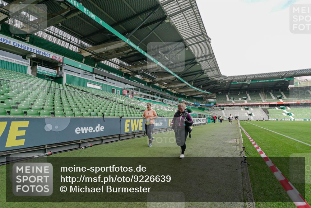 05.10.2025 - 20. swb-Marathon Bremen Michael Burmester http://msf.ph/oto/9226639 05.10.2025 10:47:20 Laufen im Stadion 9640, 9691, 9946, 10041, 10635, 10677, 11043, 11247, 11440, 9695, 9818, 9891, 9959, 10721, 10756, 10832, 10994, 11008, 11555, 11652, 11653 meine-sportfotos.de