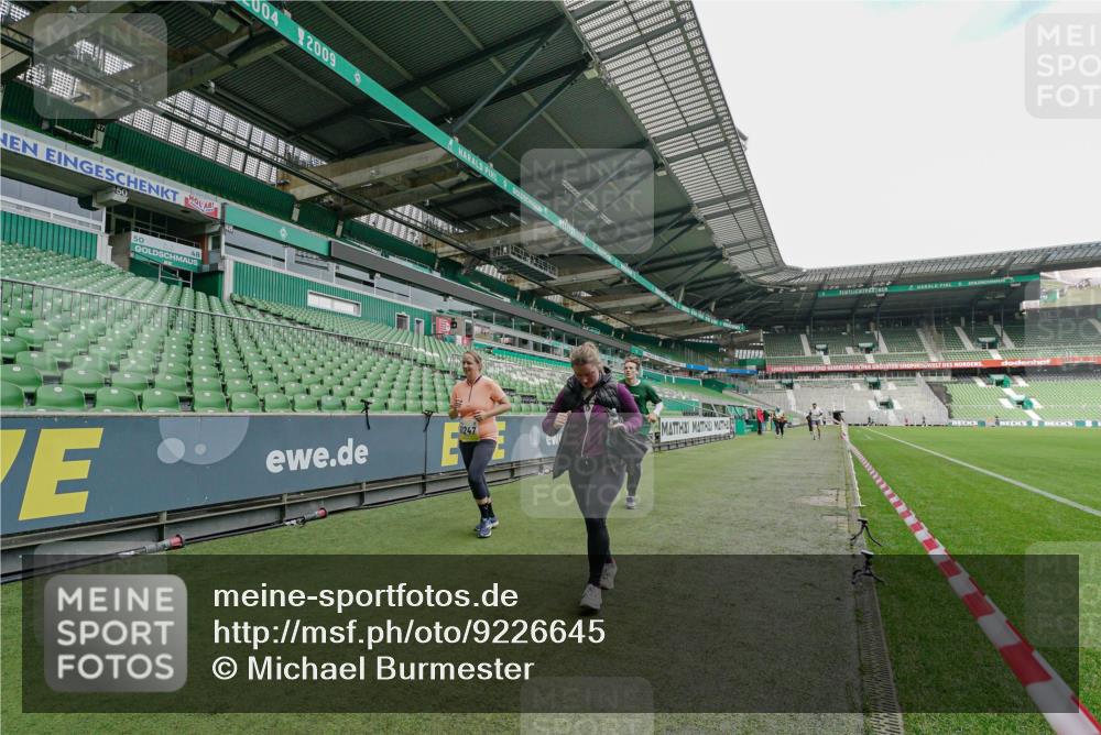 05.10.2025 - 20. swb-Marathon Bremen Michael Burmester http://msf.ph/oto/9226645 05.10.2025 10:47:20 Laufen im Stadion 9640, 9691, 9946, 10041, 10635, 10677, 11043, 11247, 11440, 9695, 9818, 9891, 9959, 10721, 10756, 10832, 10994, 11008, 11555, 11652, 11653 meine-sportfotos.de